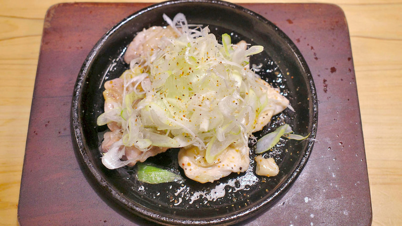 「宮崎県産 みやざき地頭鶏のスパイス鉄板焼」は、みやざき地頭鶏を覆い隠す白髪ねぎの絵力が強め！
