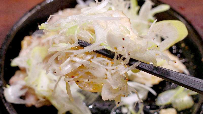 白髪ねぎの下に隠れていたみやざき地頭鶏の旨味は極上で、食欲を誘うスパイシー感や塩気、後味を引き締める白髪ねぎが絡んでメチャウマ！