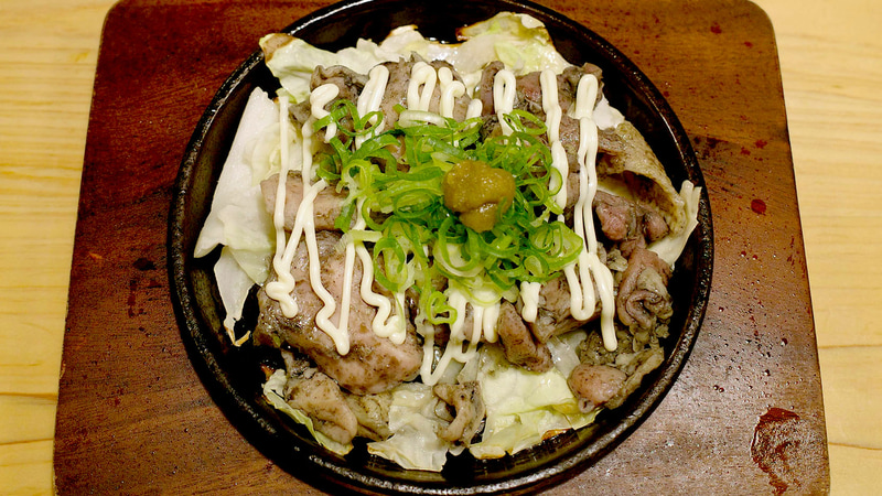 「親鳥鉄板焼～柚子胡椒マヨ～」は、「宮崎県産 みやざき地頭鶏のスパイス鉄板焼」同様に鉄皿が猛烈に熱いので注意！