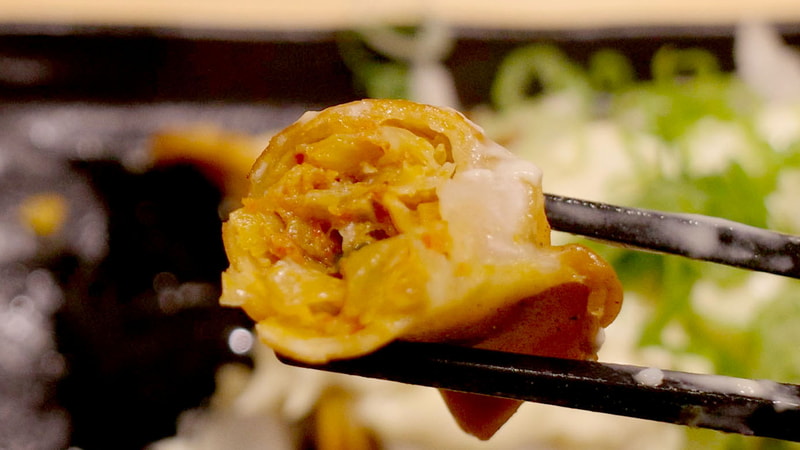 キムチ餃子の中にはキムチ餡たっぷり！