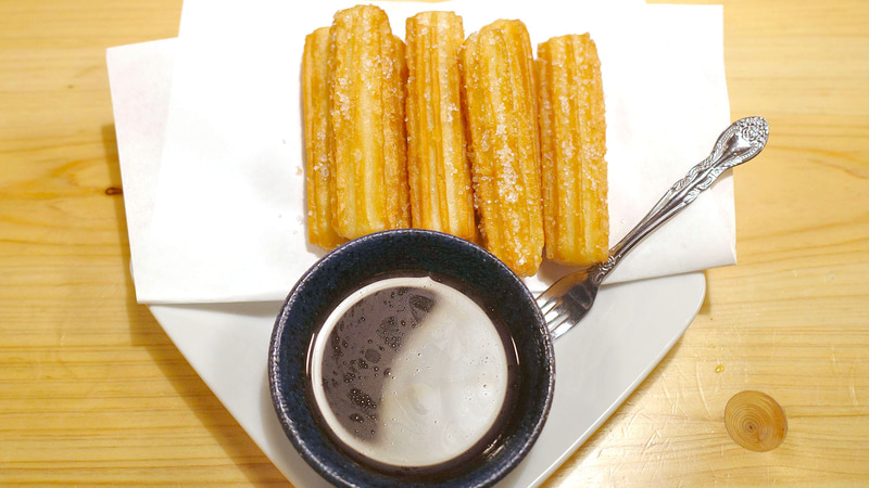 「メイプルシュガーチュロ～ホットチョコソース添え」は、兎にも角にも熱気ムンムン！