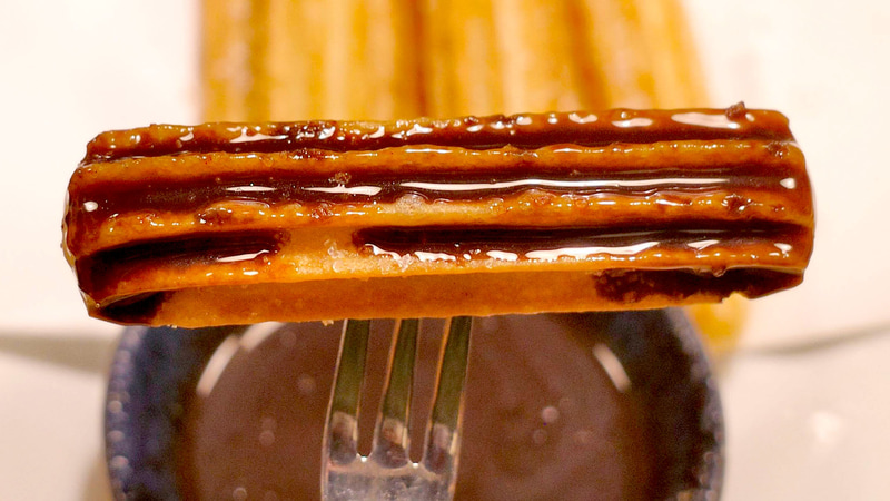 チュロスにホットチョコソースを絡ませることで味に深みが増し、〆スイーツらしさが高まります！