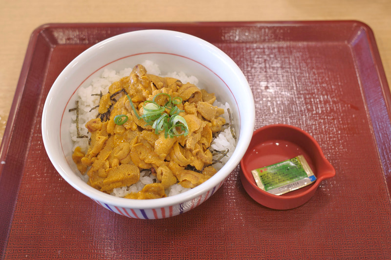 「ウニ丼」には袋入りのわさびがついてきます!