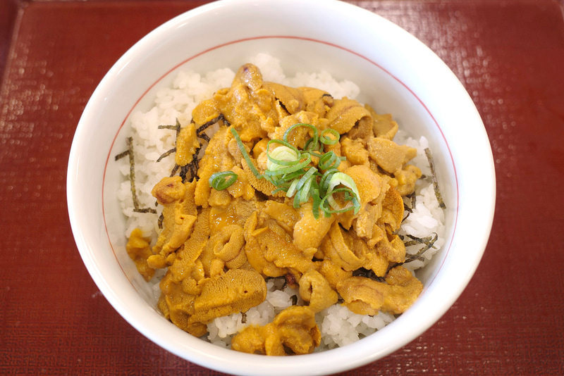 今回の「なか卯」の「ウニ丼」は、兎にも角にもウニのビジュアルがグー!