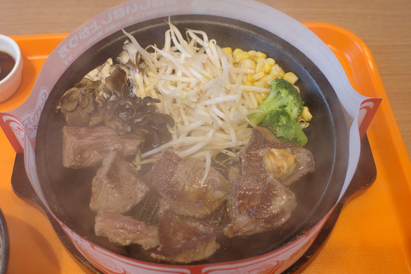 お肉から赤みが抜けたら食事開始!