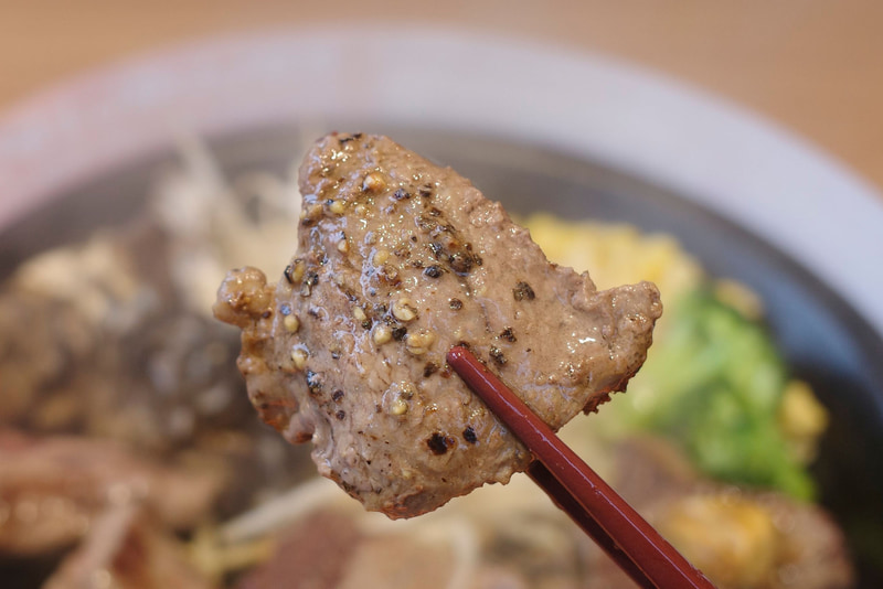 ミスジステーキはマッシブなお肉の旨味と胡椒の辛さが効いて旨し!