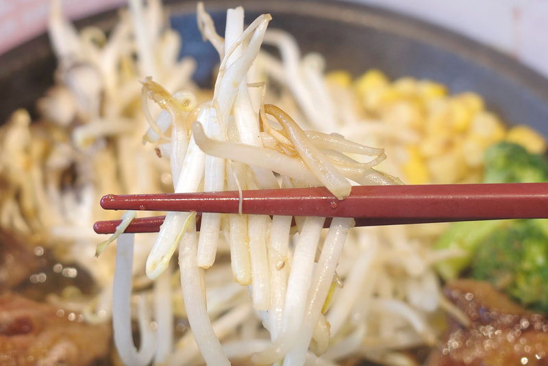 もやしは特製ソースが絡むことでご飯のお供にピッタリな味に!