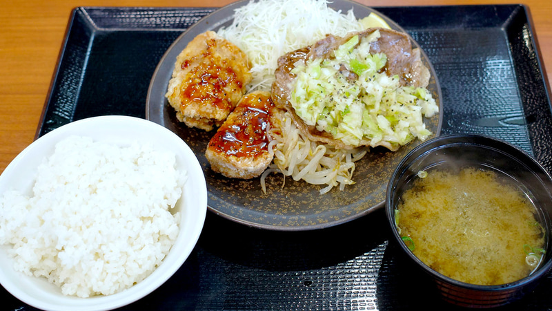 「黒胡椒からあげとねぎ塩焼き定食」の内容は黒胡椒からあげ、ねぎ塩焼き、もやしのナムル、千切りキャベツ、レモン、ご飯、みそ汁