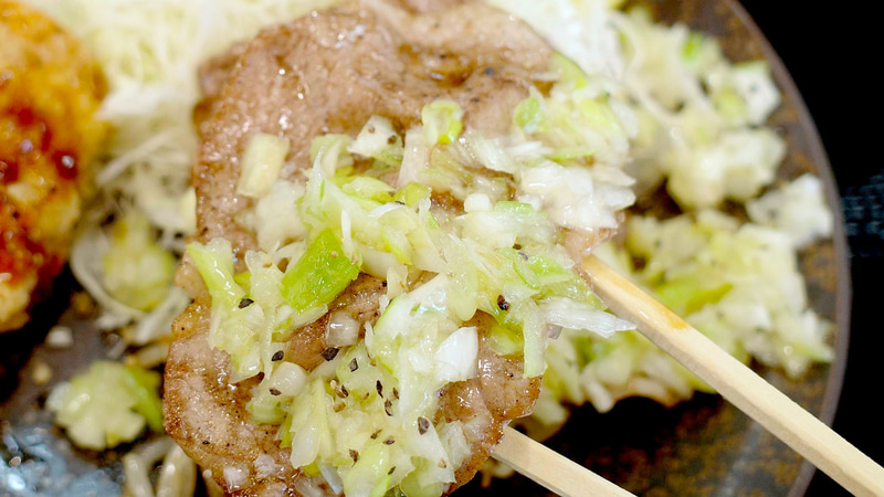 ねぎ塩焼きは油分軽やかでマッシブな旨味を秘めた豚肩ロースに塩気、清々しさ、辛味のバランスが良い特製のねぎ塩ダレが重なり合って旨し!