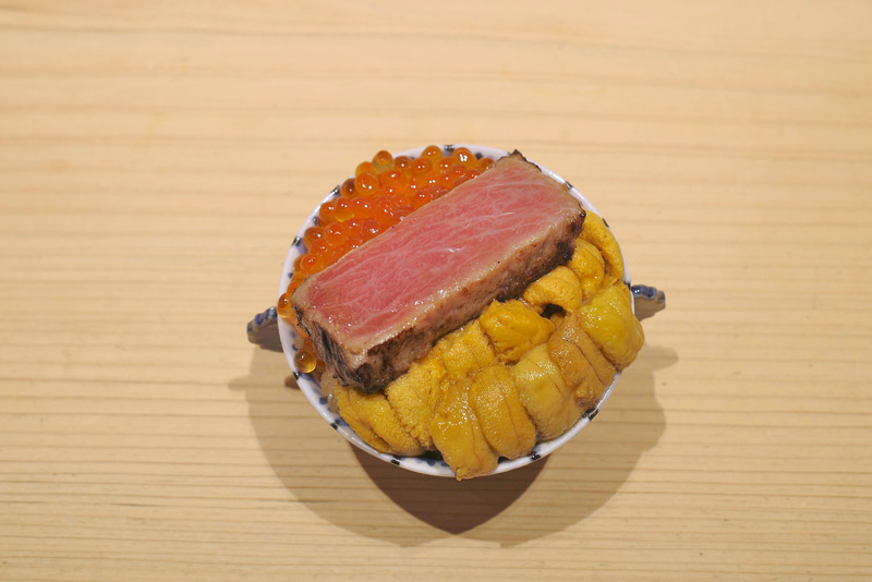 席についてほどなくして「至福の三色丼」が完成!