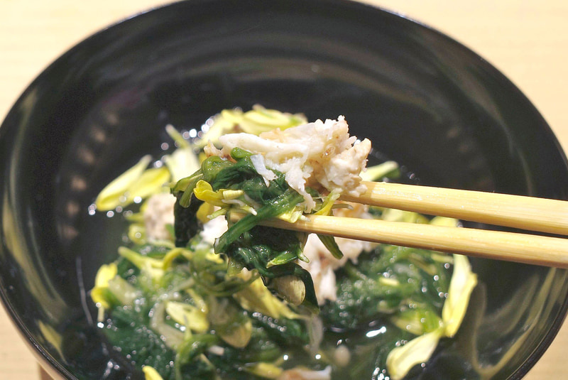 「菊花、法蓮草、榎茸お浸し」は、菊花、法蓮草、榎茸と魚介ゼロに見えますが、隠し味として蟹の身とみそを使っていることで旨味も上々