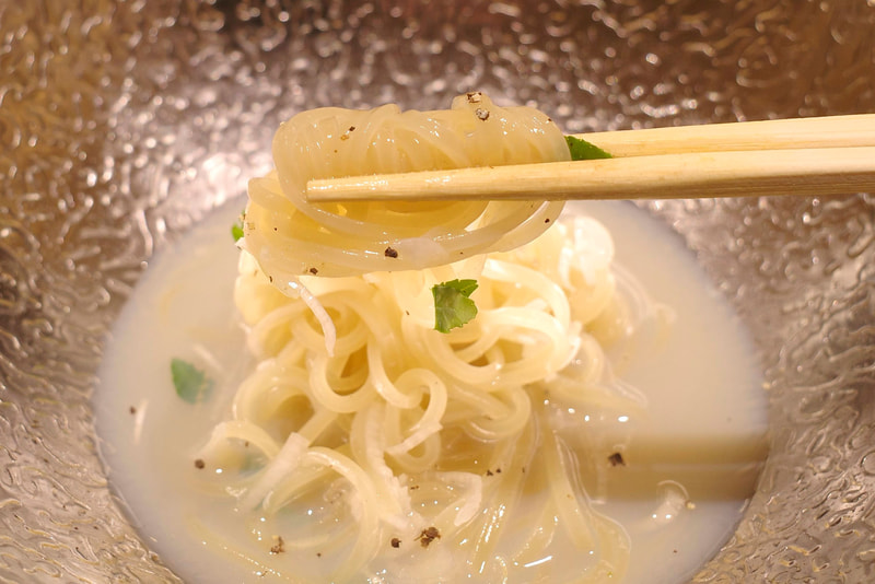 「ハマグリ冷麺」は、麺の歯ごたえ、スープの旨味と塩気の強さを、木の芽がピリリと引き締めて激ウマ!