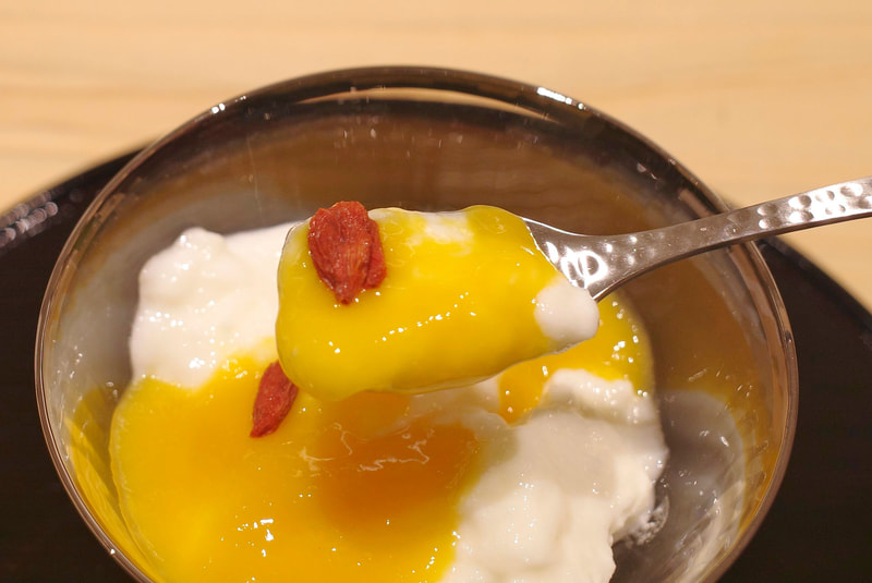 クコと杏仁豆腐だけでは特に新鮮味はありませんが、マンゴーソースのおかげで味と非日常感が双方高まっています