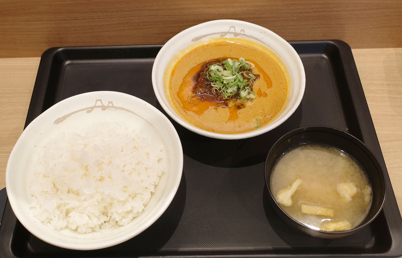 「担々スープハンバーグ」にはご飯、みそ汁がついてきます!