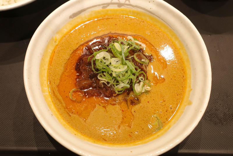担々スープハンバーグのパッと見の印象はズバリ、担々麺!