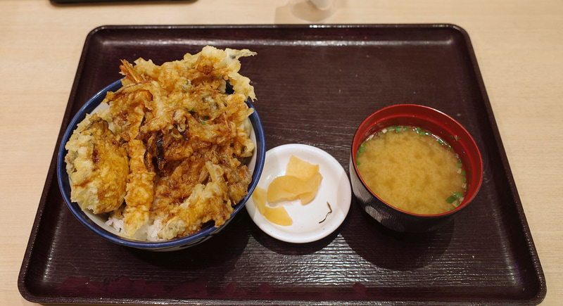 「牡蠣と秋刀魚の秋天丼(みそ汁付)」にはお新香、みそ汁もついてきます！