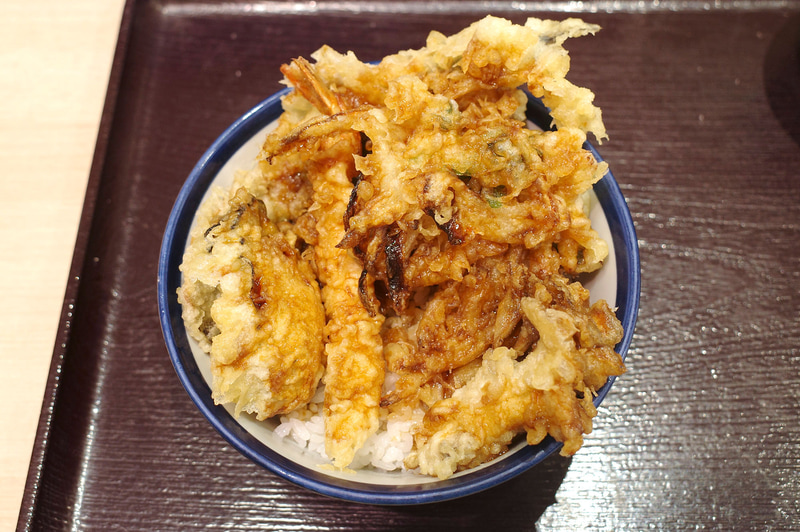 「牡蠣と秋刀魚の秋天丼(みそ汁付)」の天ぷらはALLビッグサイズ！