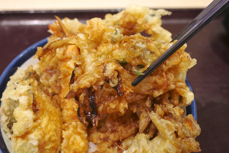 淡路島産玉ねぎと大葉のつまみ揚げは、玉ねぎが香味野菜であることを実感させる独特のアロマ、大葉のさっぱり感、天つゆの甘露さが交差して旨し！
