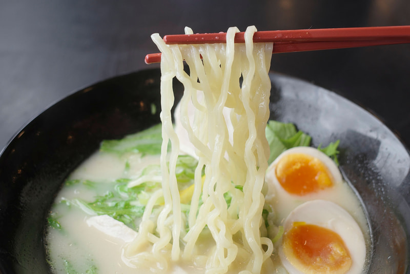 麺は固めながらも、鶏白湯スープの味がバッチリ染みてウマウマ!