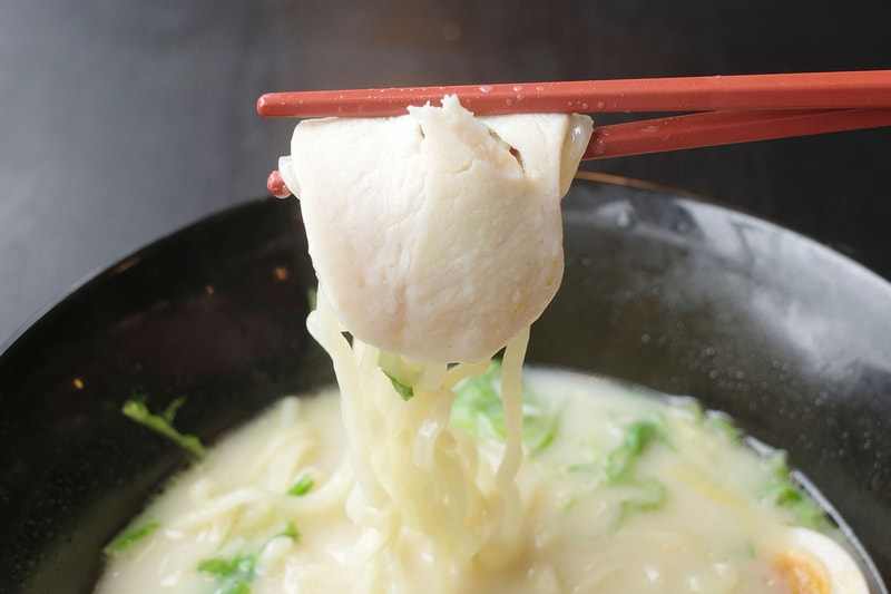 麺に蒸し鶏をまとわせながら丼ぶり飯の如く豪快にほおばってFINISH!