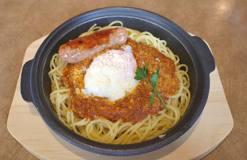 出来立ての「“鉄板パスタ”粗挽きソーセージと半熟卵のミートソース」は熱々なので火傷に注意！