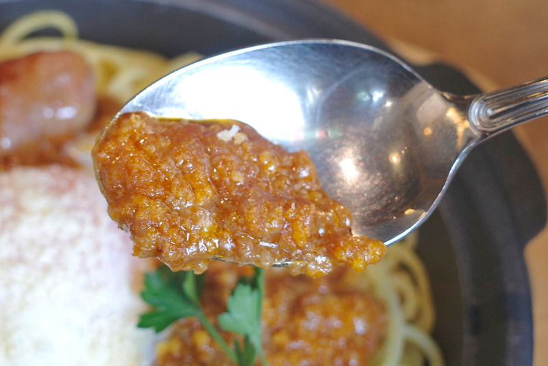 ミートソースは2種類のひき肉の旨味、味を整えるフォンドボー、赤ワイン、香味野菜、トマトのスッキリとした酸味が重なり合って中々旨し！