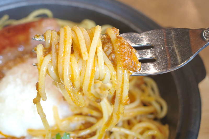 ミートソースパスタはカリモチな食感のパスタに、ひき肉とトマトの主張がストロングなミートソースが一体となってウマウマ！