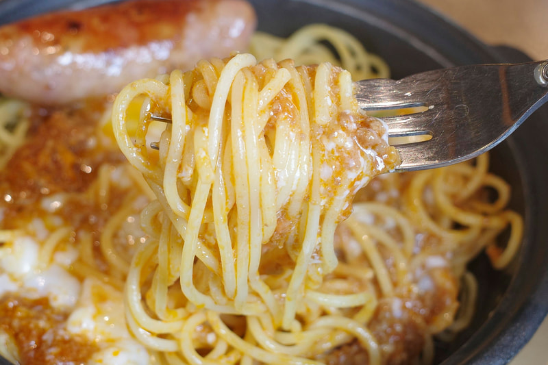 ミートソースパスタに半熟卵を馴染ませることで味に深みがでます