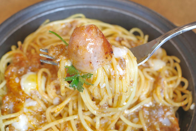 「“鉄板パスタ”粗挽きソーセージと半熟卵のミートソース」は、パスタとソース、半熟卵だけではなく具も一緒に喰らうのが正解と実感しながらFINISH！