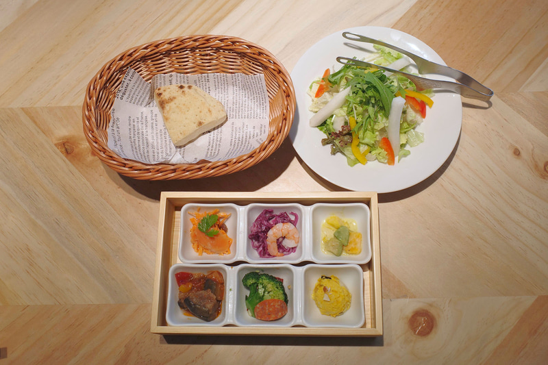 フォカッチャ、サラダ、デリBOXは写真映えします!