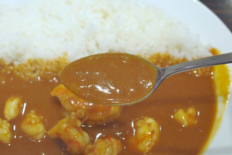 カレールーは思いのほか辛味が淡く、オマール海老、生クリーム、香味野菜、トマトの素材感も活きて味も良好!