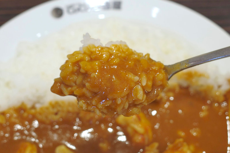 固めに炊かれたご飯により、鮮明にカレールーの旨味を舌の上で感じ取れます