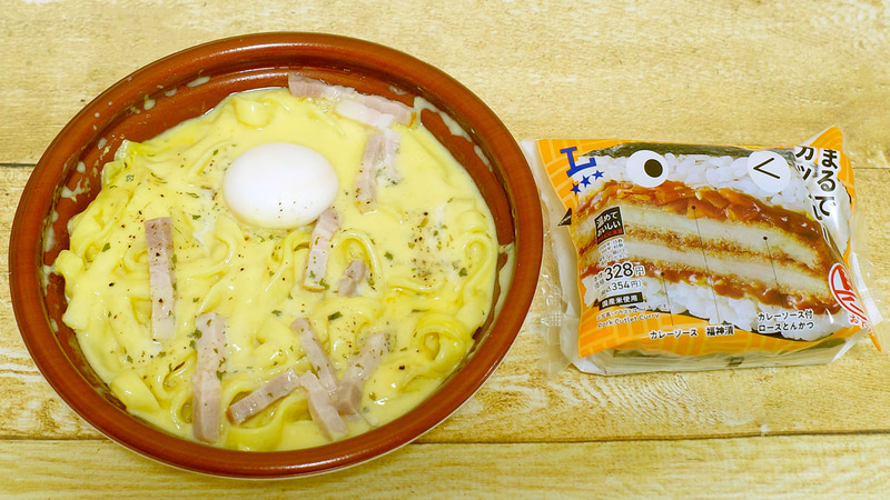 写真左が「ソースたっぷり生パスタ カルボナーラ」、右が「具！おにぎり まるでカツカレー」