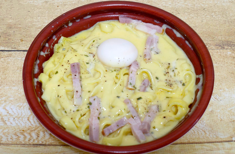 「ソースたっぷり生パスタ カルボナーラ」は、兎にも角にもカルボナーラソースの絵力強め！