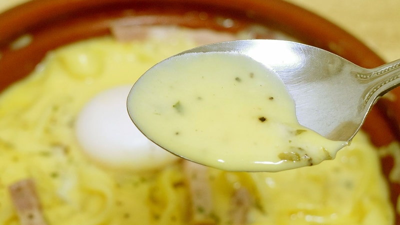 カルボナーラソースはチーズと生クリームの味が濃厚かつ、胡椒、ハーブの味もあわさって旨し！