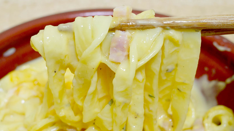 「ソースたっぷり生パスタ カルボナーラ」は、カルボナーラソース、ベーコンだけではなく、半熟玉子もフェットチーネに絡めてほおばるのが正解！