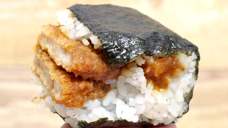 「具！おにぎり まるでカツカレー」は、ロースとんかつ、カレーソース、福神漬け、海苔、ご飯が口の中で一体となることで、まさにカツカレーを食べたような気分にさせる不思議な一品！