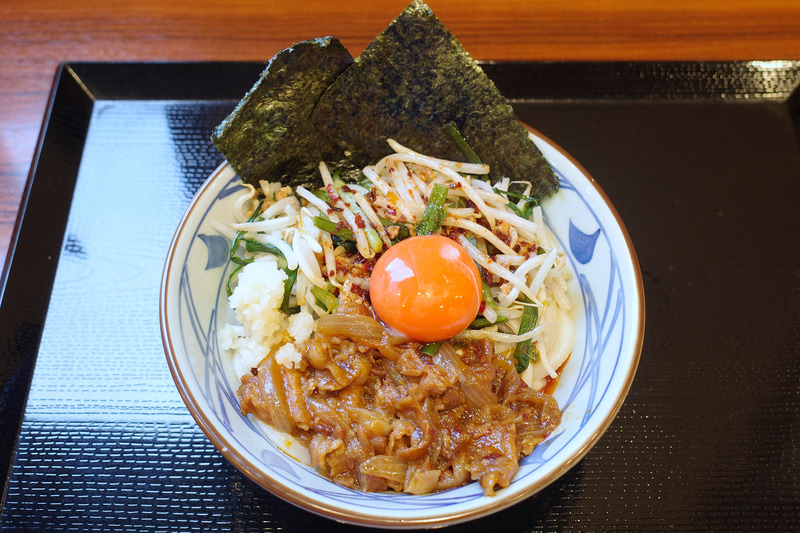 「旨辛 肉盛りニラ玉ぶっかけうどん」は、並サイズながらも具がめっちゃボリューミー！