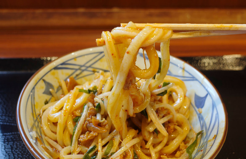 うどんの歯ごたえの良さはいつもと変わらず、黄身、旨辛ぶっかけだし、刻んだにんにくと相性も良くメチャウマ！