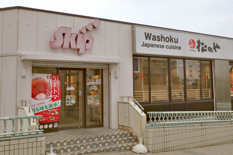 店舗入口では大きなポスターで「うまトマロースかつ定食」「うまトマメンチかつ定食」「デミメンチかつ定食」をアピール!