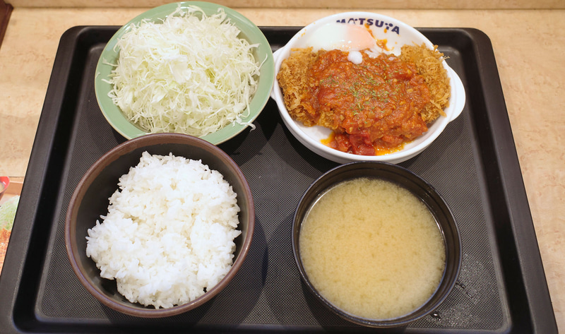 「うまトマロースかつ定食」にはご飯、千切りキャベツ、みそ汁がついてきます
