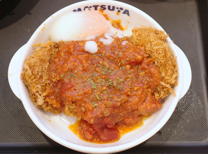 うまトマロースかつの姿だけを見ると「松屋」に来たかのような錯覚を覚えます!