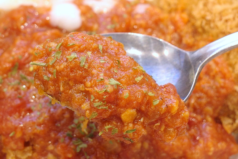うまトマソースはにんにく、トマトの果肉をMIXしたソースに、香草の風味と絶妙な塩気が加わりスッキリテイスト!