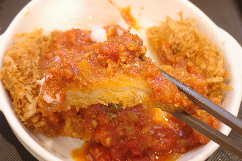 ロースかつは揚げたての熱々感と衣のザクッとした歯ごたえを維持しつつも、うまトマソースの清々しさが加わり爽快感UP!