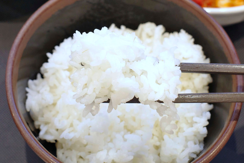 うまトマロースかつを優しく受け止めるご飯はハリのある炊き加減!
