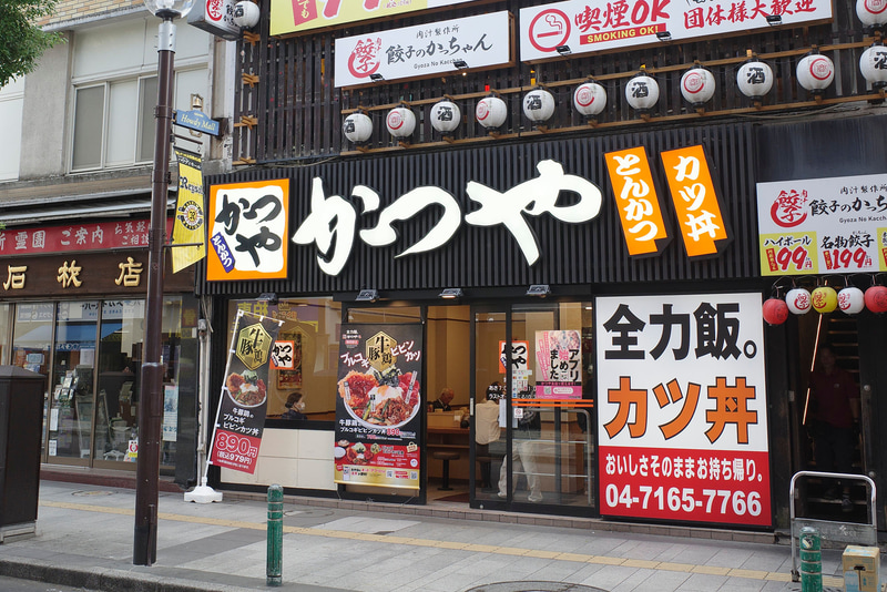 お店の外では幟とポスターで「牛豚鶏のプルコギビビンカツ丼」「牛豚鶏のプルコギビビンカツ定食」をアピール！