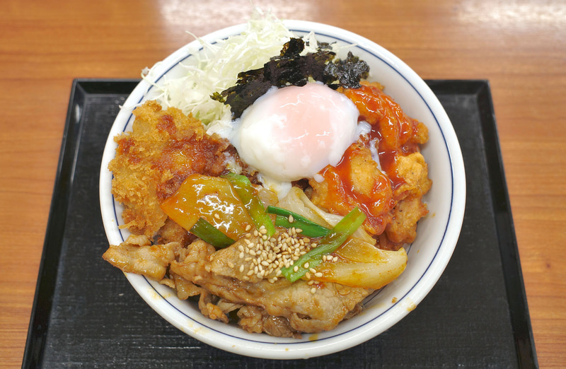 「牛豚鶏のプルコギビビンカツ丼」は、ご飯の姿を無にする勢いで具がたっぷり！