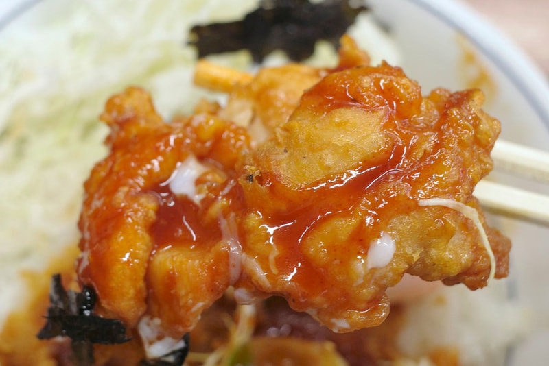ヤンニョム風から揚げは辛味と甘味の塩梅ナイスなヤンニョムと、肉汁豊かな鶏肉が一体となってウマー！