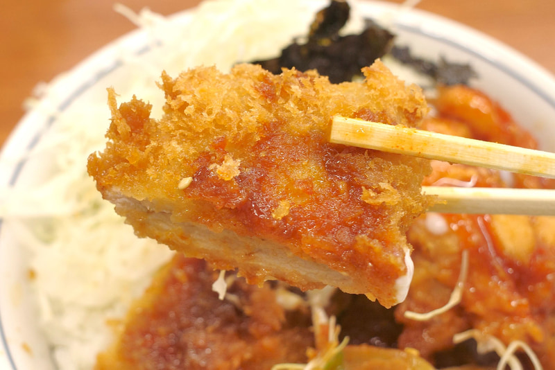 豚ロースかつはいつものソースをビビンバソースに変えたことで韓国料理風の味に変身！
