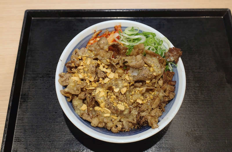 「背徳にんにくカルビ丼」は、主役のカルビ以上ににんにく塩だれの絵力が強め！